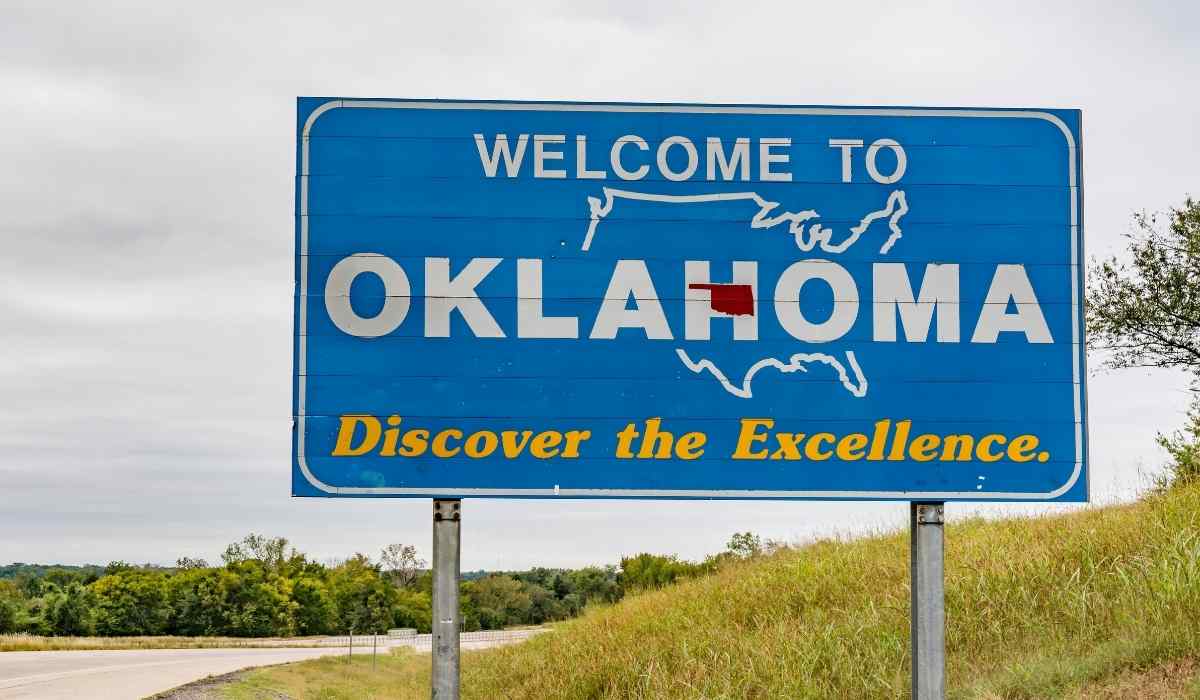 View of street welcome sign with the wording "Welcome to Oklahoma! Discover the Excellence."