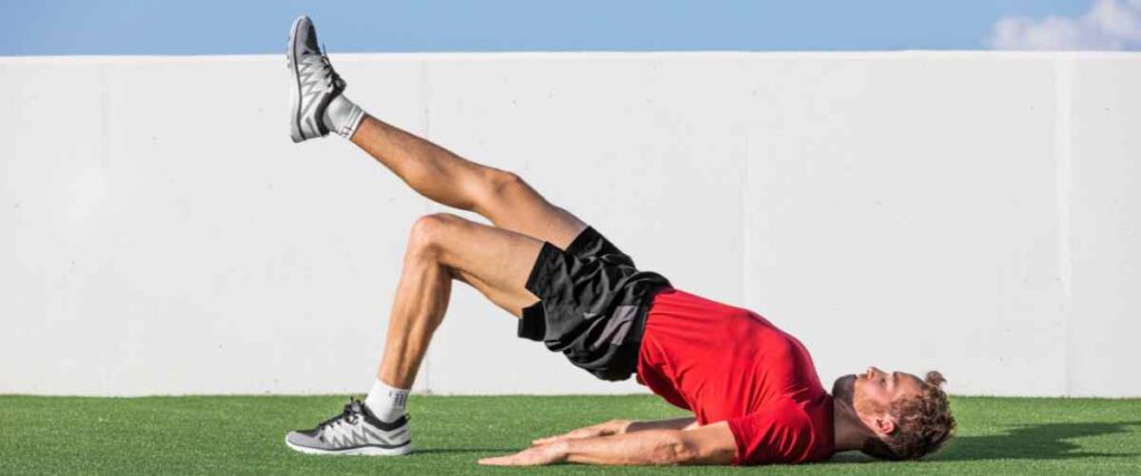 Man doing alternating single-leg raise at the gym.