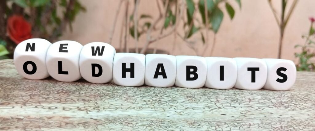 Dice with the words 'new habits' & 'old habits'. 