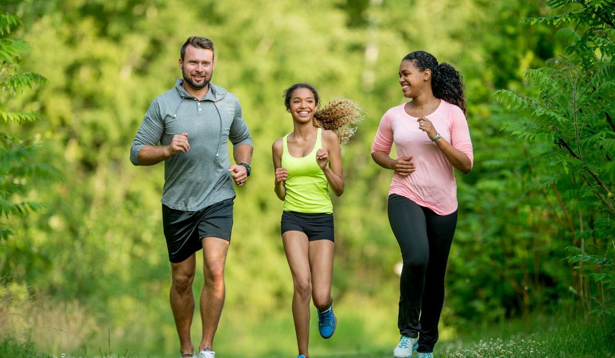 A family running on the trail again. 